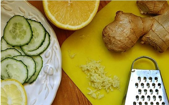 1. Этап. Коктейль Сасси: 3. Имбирь очистите и натрите на маленькой терке. На данное количество коктейля необходима 1 столовая ложка натертого имбиря.