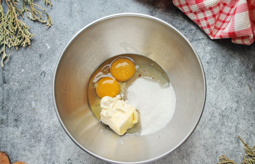 1. Этап. Миндальные капкейки: Добавьте к яйцам и сахару мягкое сливочное масло.