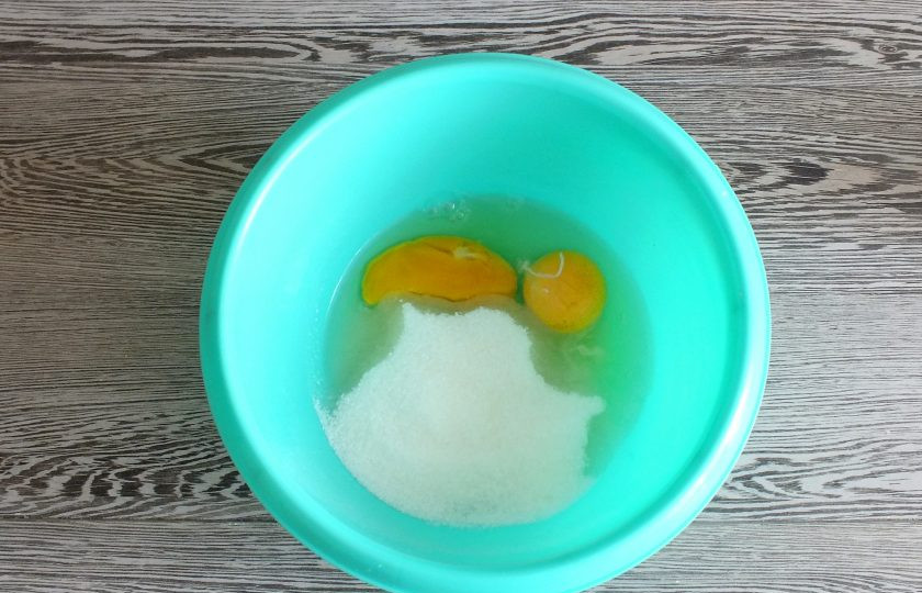 1. Этап. Шарлотка с ревенем: В чаше соедините яйца и сахар.