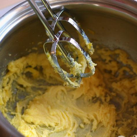 1. Этап. Бабушкин фруктовый пирог: Смешайте всё хорошенько ручным миксером.