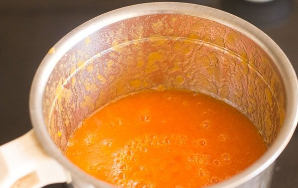 1. Этап. Томатно-морковный суп: 4. После отправьте овощи вместе с водой в блендер и измельчите.