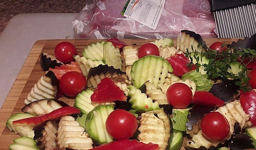 1. Этап. Голени индейки к Новогоднему столу: Для гарнира (у меня): - баклажан, кабачок, перец болгарский, томаты черри, половинка головки чеснока, веточки тимьяна Овощи я порезала фигурным ножом