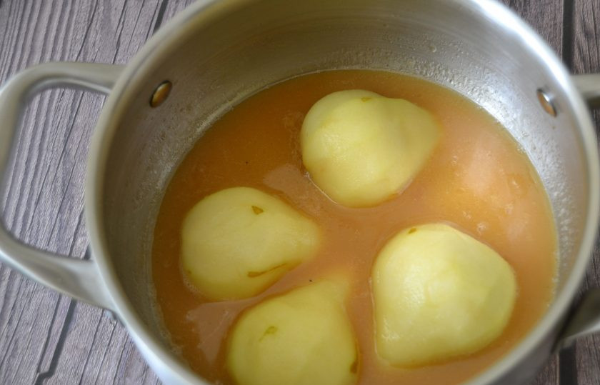 1. Этап. Карамелизированная груша: Варите груши 7-10 минут с момента закипания.