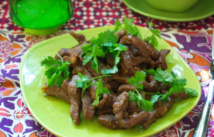 1. Этап. Мясо под соусом терияки: Подайте мясо под соусом Терияки к столу. Очень вкусно кушать такое мясо со свежими овощами и большим обилием зелени.