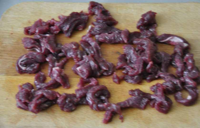 1. Этап. Тайский салат с говядиной и болгарским перцем: Первым делом замаринуйте говядину, для этого нарежьте говядину на тонкие плоски поперек волокон.