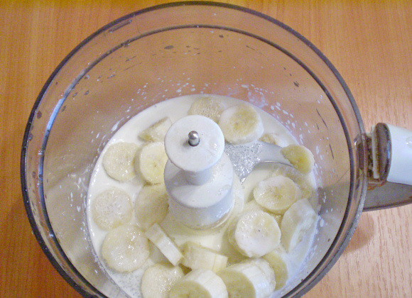 1. Этап. Сыроедческое банановое мороженое: Сложите в чашу блендера, залейте сырыми сливками или молоком. Добавьте сахар или мед.