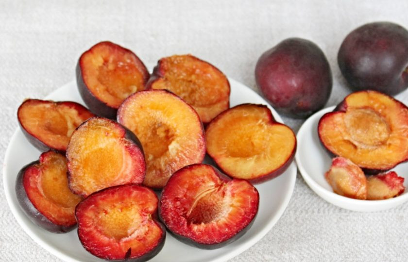 1. Этап. Абрикос Черный принц в собственном соку: Абрикосы моем, разделяем пополам и удаляем косточки.