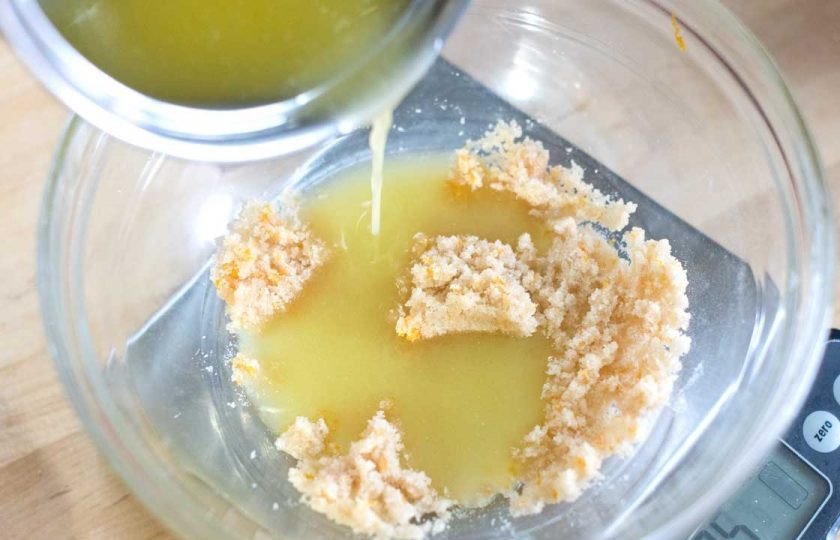 1. Этап. Домашнее песочное печенье: 1. Соедините сахарный песок и муку, добавьте ванильный экстракт и цедру, щепотку соли и растопленное сливочное масло.