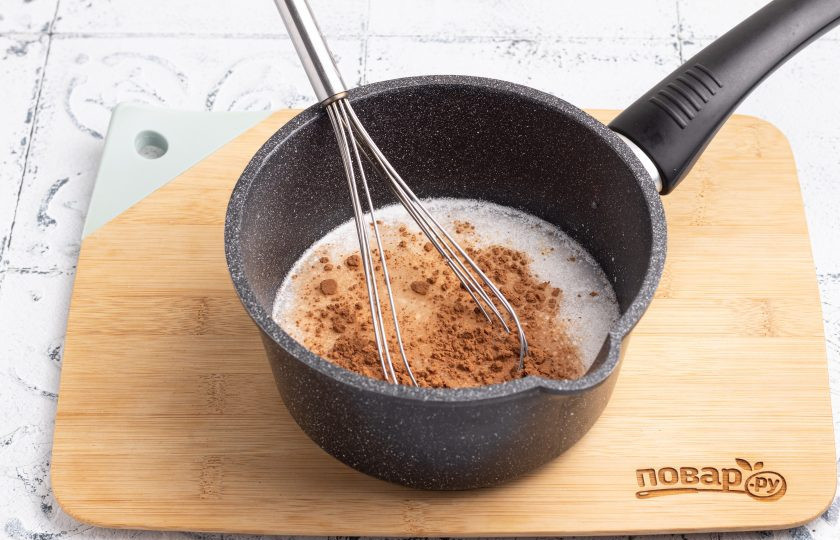 1. Этап. Шоколадная каша из киноа: Добавьте какао-порошок, сахар, щепотку соли и ванильный ароматизатор. Венчиком перемешайте до однородности, чтобы не оставалось комочков от какао. Доведите до кипения на среднем огне.