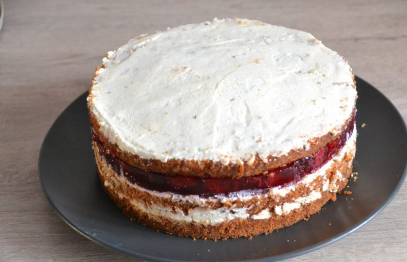 1. Этап. Морковный торт с вишней: Извлеките торт из формы, он уже красив сам по себе. Но можно добавить интриги и покрыть торт оставшимся кремом.