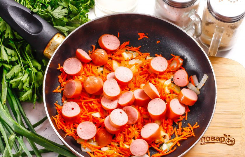 1. Этап. Суп с чечевицей и сосисками: Сосиски нарежьте кружочками и высыпьте нарезку на сковороду, поджарьте около 1-2 минут и выключите нагрев.