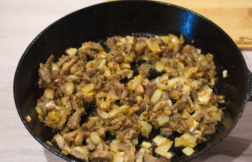 1. Этап. Булочки с мясом в духовке: Обжарьте мясо с луком около 10 минут.