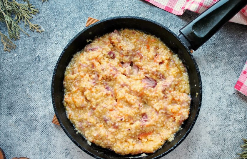 1. Этап. Кукурузная каша с тушенкой: Закройте сковороду крышкой, убавьте огонь до минимального и готовьте в течение 30-40 минут, до готовности. За это время нужно перемешать кашу несколько раз, и следить, чтобы ничего не пригорело. Отключите огонь, дайте кукурузной каше постоять 5-10 минут и подавайте на стол.