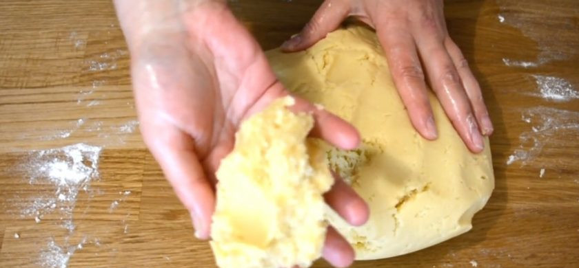 1. Этап. Лентяйки: 3. Соберите тесто в ком и сформируйте печенье, можно оторвать кусочек теста и слегка сжать его в кулаке. Выложите печенье на покрытый пергаментом противень.