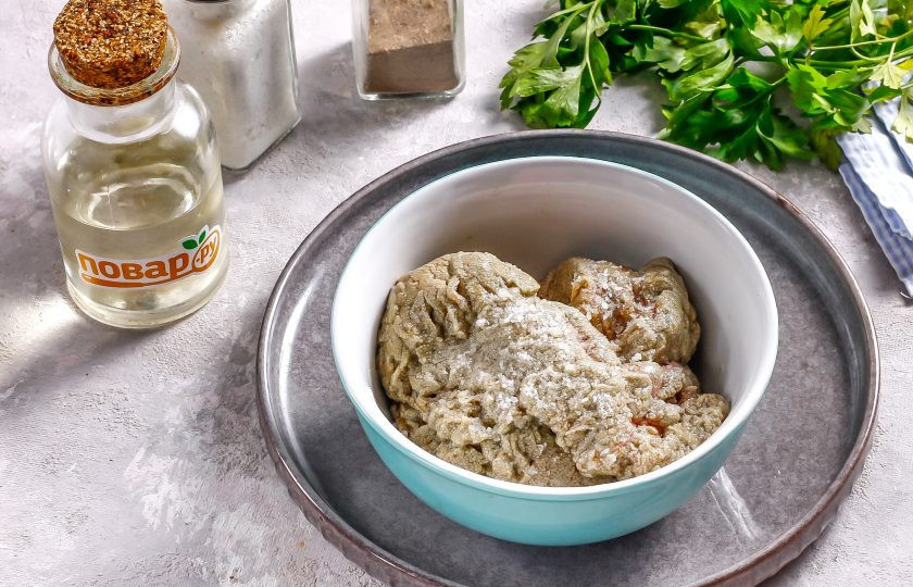 1. Этап. Жареная икра сазана: Затем аккуратно, держа ястыки в руках, удалите пленки с икры и посолите ее. Если вы хотите получить хрустящую корочку на икре, то сразу после этого обмакните ее в муку.