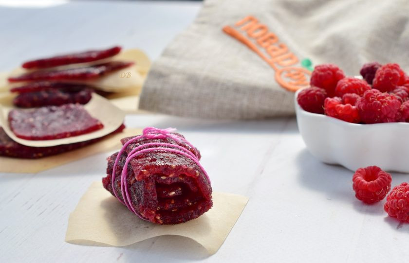 1. Этап. Малиновая смоква: 5. Готовая смоква не липнет, легко отделяется от пергамента, разрезается на пластинки. Ее можно пересыпать сахарной пудрой или переложить пергаментом для выпечки. Храните малиновую смокву в прохладном месте в закрытой емкости. Приятного аппетита!