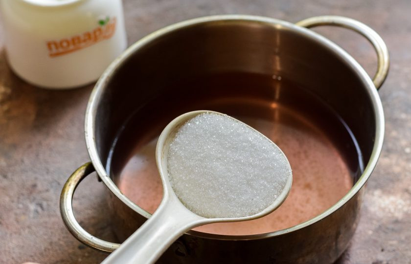 1. Этап. Компот из клубники Мохито на зиму: Последний раз слейте воду в кастрюлю, добавьте сахар и проварите минуту. По желанию, сахара можете добавить немного больше.