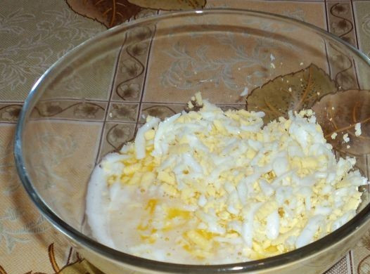 1. Этап. Рыба отварная с соусом польским: Добавить к маслу яйца.