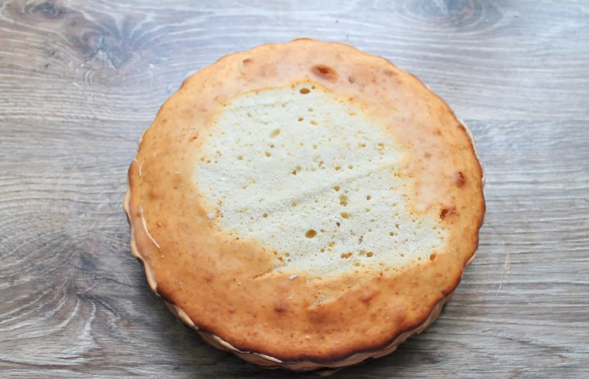 1. Этап. Торт Вриндаван: Соедините оба коржа так, чтобы получились следующие слои: бисквит, крем, орехи, пюре из кураги, бисквит. Немного прижмите и сровняйте верх, срезав бугор бисквита.