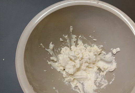 1. Этап. Суфле с творожным сыром: Творожный сыр пробить блендером.