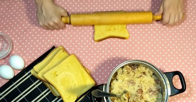 1. Этап. Лентяйские пирожки из хлеба: 4. Каждый ломтик хлеба раскатайте немного скалкой.