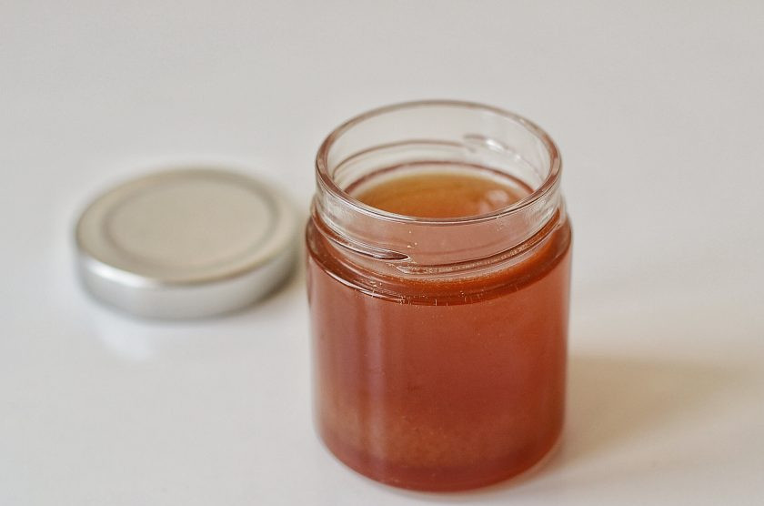 1. Этап. Кокосовая карамель: Разлейте карамель по баночкам, остудите и уберите в холодильник на пару часов. Карамель станет гуще и изменит цвет.