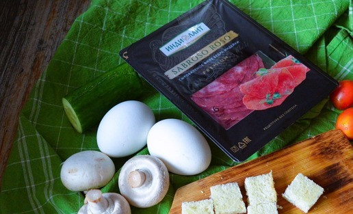 1. Этап. Закуска-перекус на шпажках: Приготовить продукты. Хлеб нарезать кубиками.