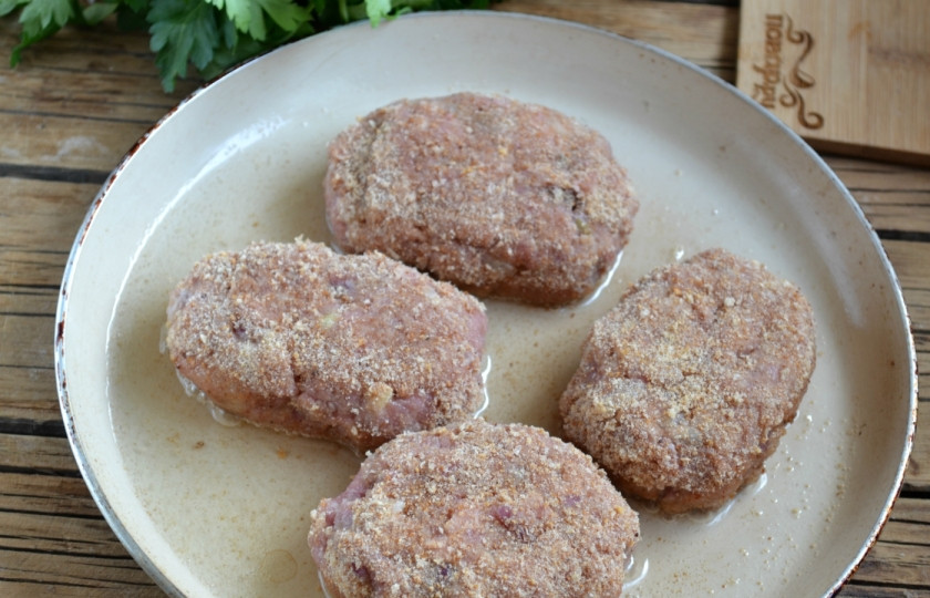 1. Этап. Котлеты из фарша с начинкой: Жарьте котлеты в растительном масле на медленном огне.