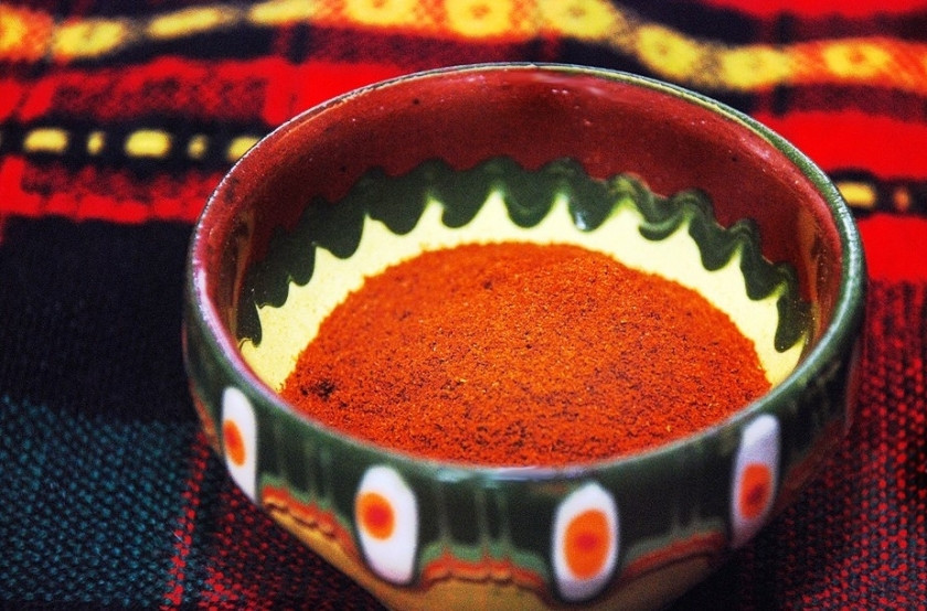 1. Этап. Гуляш из мраморной говядины: Пока жарится лук, порежьте говядину на небольшие кусочки. С паприкой советую быть осторожнее, она сладкая и блюдо может стать тоже сладким. Но если добавить ее в меру, гуляш будет пикантным и красивым на цвет.