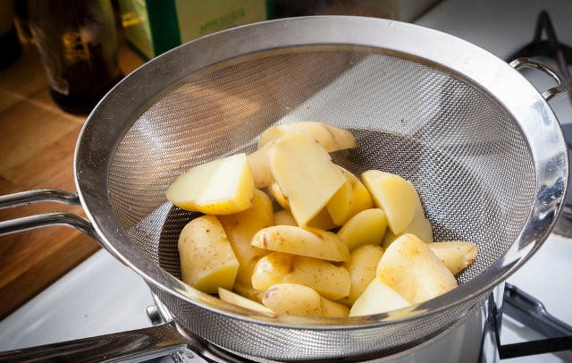 1. Этап. Треска, тушенная в молоке: Поставьте воду для картошки на огонь, посолите, когда закипит, забросьте в неё картошку вариться минут на 6-8. Затем воду слейте и картошку отставьте пока в сторону.