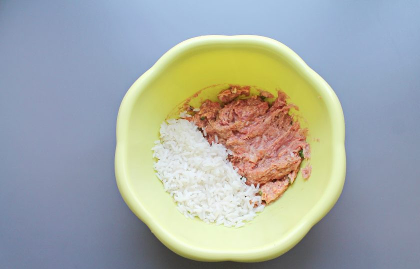 1. Этап. Голубцы в стеблях лука порея: В миску выложите мясной фарш и отварной рис.