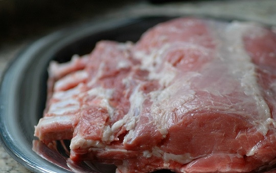 1. Этап. Телячья корейка на кости: 1. Первым делом нужно хорошо вымыть мясо под проточной водой и обсушить бумажной салфеткой.