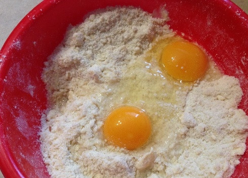 1. Этап. Пирог ко Дню влюбленных: 8. Добавляем одно яйцо и один желток, замешиваем тесто.