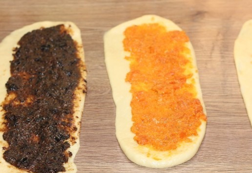 1. Этап. Сдобный пасхальный хлеб с тремя начинками: 14. Каждую часть теста раскатываю в длинную лепешку 28*13 см, толщиной 5 мм. Раскладываю начинку.