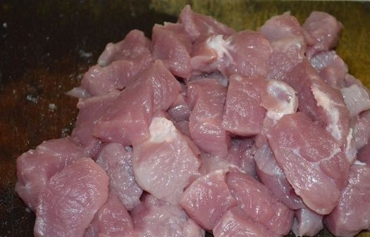 1. Этап. Картофельный суп со свининой: 1. Первым делом налейте в кастрюлю чистую воду и поставьте на огонь. Пока вода закипает, вымойте мясо, обсушите немного и нарежьте небольшими кубиками.