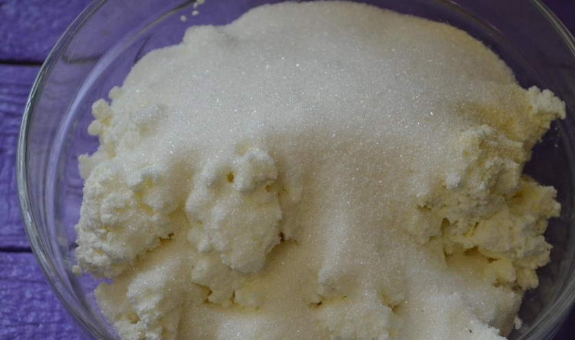 1. Этап. Пышная творожная запеканка с яблоками: 1. В миску кладу творог, к нему добавляю сахарный песок и соль. Яйца разделяю на белки и желтки, к творогу кладу желтки.