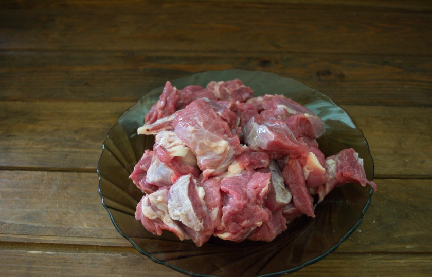 1. Этап. Мясное рагу с баклажанами: Мясо нарезать кусочками. Я беру ошеек. Крупные куски жира и жилки я срезала, осталось все самое нежное.