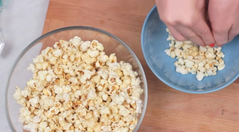 1. Этап. Шарики из попкорна с маршмеллоу: 1. Для начала слегка измельчите попкорн, чтобы кусочки стали чуть поменьше в размере. Лучше всего сделать это руками, а не блендером.
