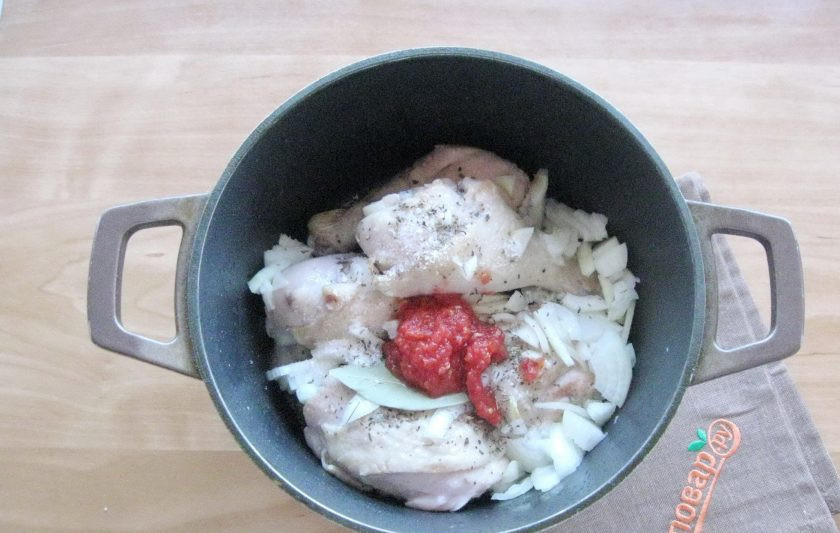 1. Этап. Курица в вине по-французски: Помидоры измельчите в мясорубке или с помощью блендера, добавьте в кастрюлю. У меня был готовый томатный морс. Налейте 300-350 мл. воды. Накройте кастрюлю крышкой и тушите курицу в вине на среднем огне до готовности.