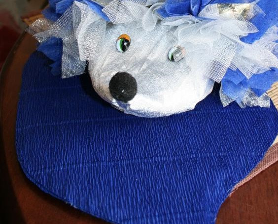 1. Этап. Ежик из конфет: 8. А поляну украсить по желанию бусинками, декоративными камушками, цветами или конфетами.