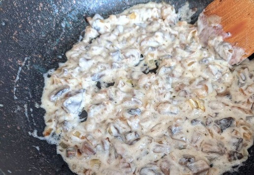 1. Этап. Гнёзда, фаршированные тунцом и шампиньонами: Увариваем до загустения на среднем огне (около 1 минуты).