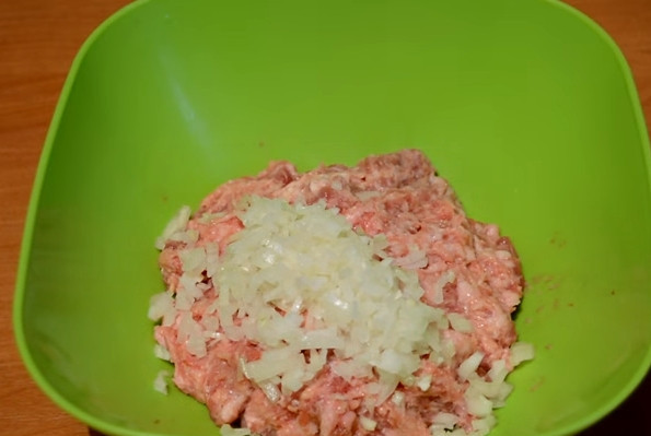 1. Этап. Мясные кексы с начинкой: 1. Лук нарежьте как можно мельче и отправьте его к фаршу.