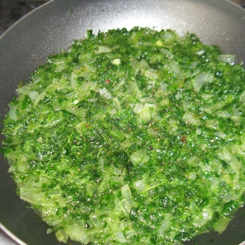 1. Этап. Фаршированный рулет из семги с рисом и шпинатом: В сковороде разогреваем масло, обжариваем в нем мелко нарезанный лук до мягкости. Когда лук станет мягким - добавляем шпинат и готовим на среднем огне еще пару минут. Солим, перчим и снимаем с плиты.