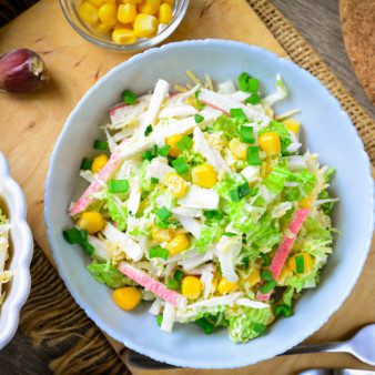 Салат с сыром, крабовыми палочками и пекинской капустой