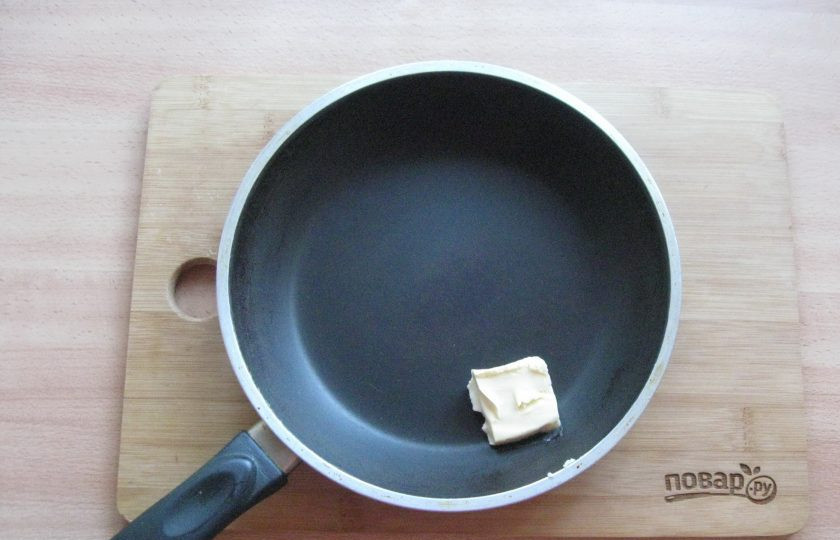 1. Этап. Паста с бужениной: Налейте в кастрюлю воду для пасты и поставьте на огонь. Пока вода закипает, на горячую сковороду выложите сливочное масло.