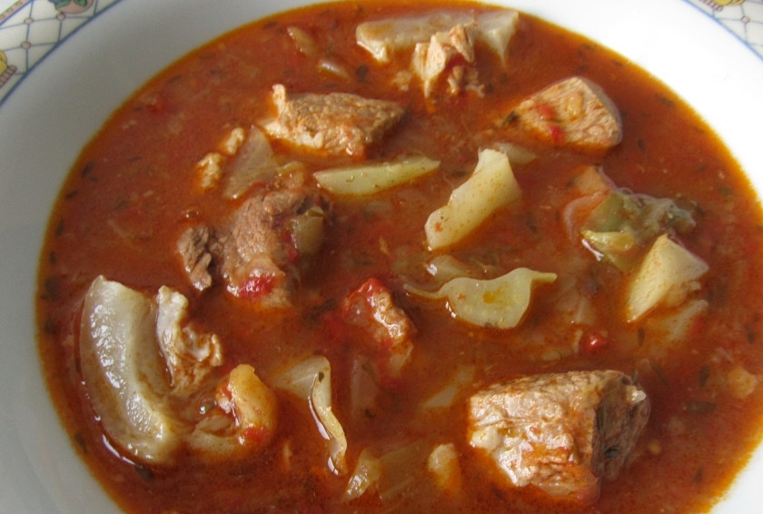 1. Этап. Томатный суп с капустой и мясом: Ваш томатный суп с капустой и мясом готов! Перед подачей можете украсить зеленью.