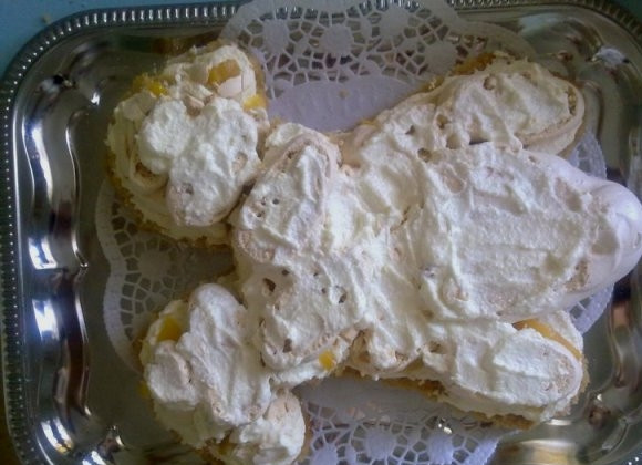 1. Этап. Торт Собачка из крема: Взбиваем мягкое сливочное масло со сгущенкой, таким образом получаем крем. Половину оставим для 