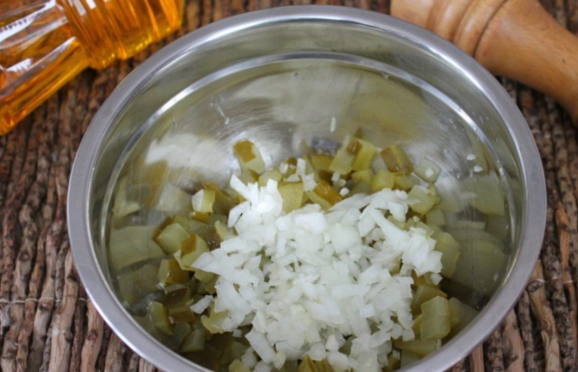 1. Этап. Винегрет с грибами и фасолью: Добавляем лук, нарезанный мелко.