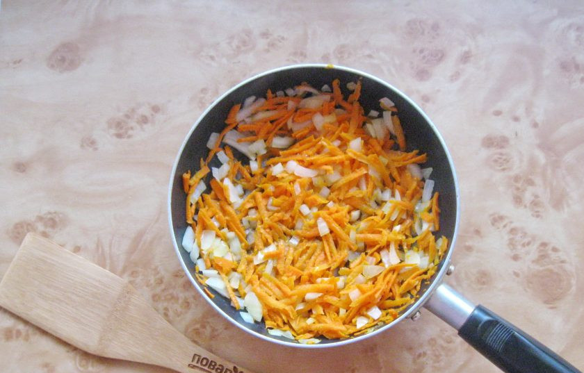 1. Этап. Борщ с яблочным уксусом: Налейте подсолнечное масло и припустите лук с морковью на небольшом огне в течение 6-8 минут.