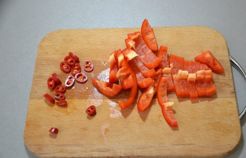 1. Этап. Думляма: Порежьте болгарский и острый перец.